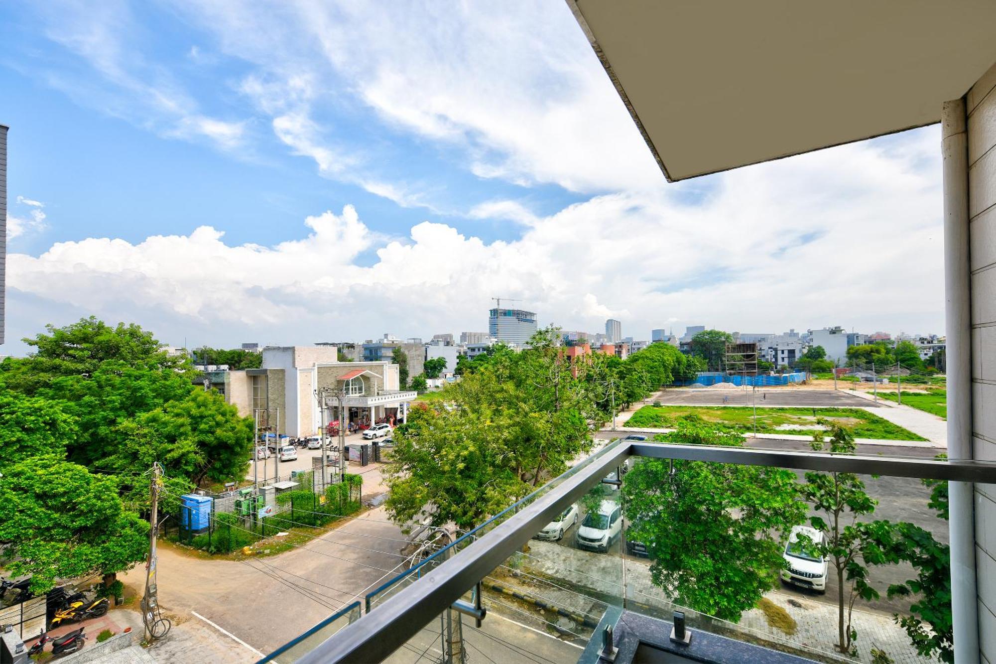 Hotel Leaf 9 Boutique, Near Golf Course Road And Galleria Market 구르가온 외부 사진