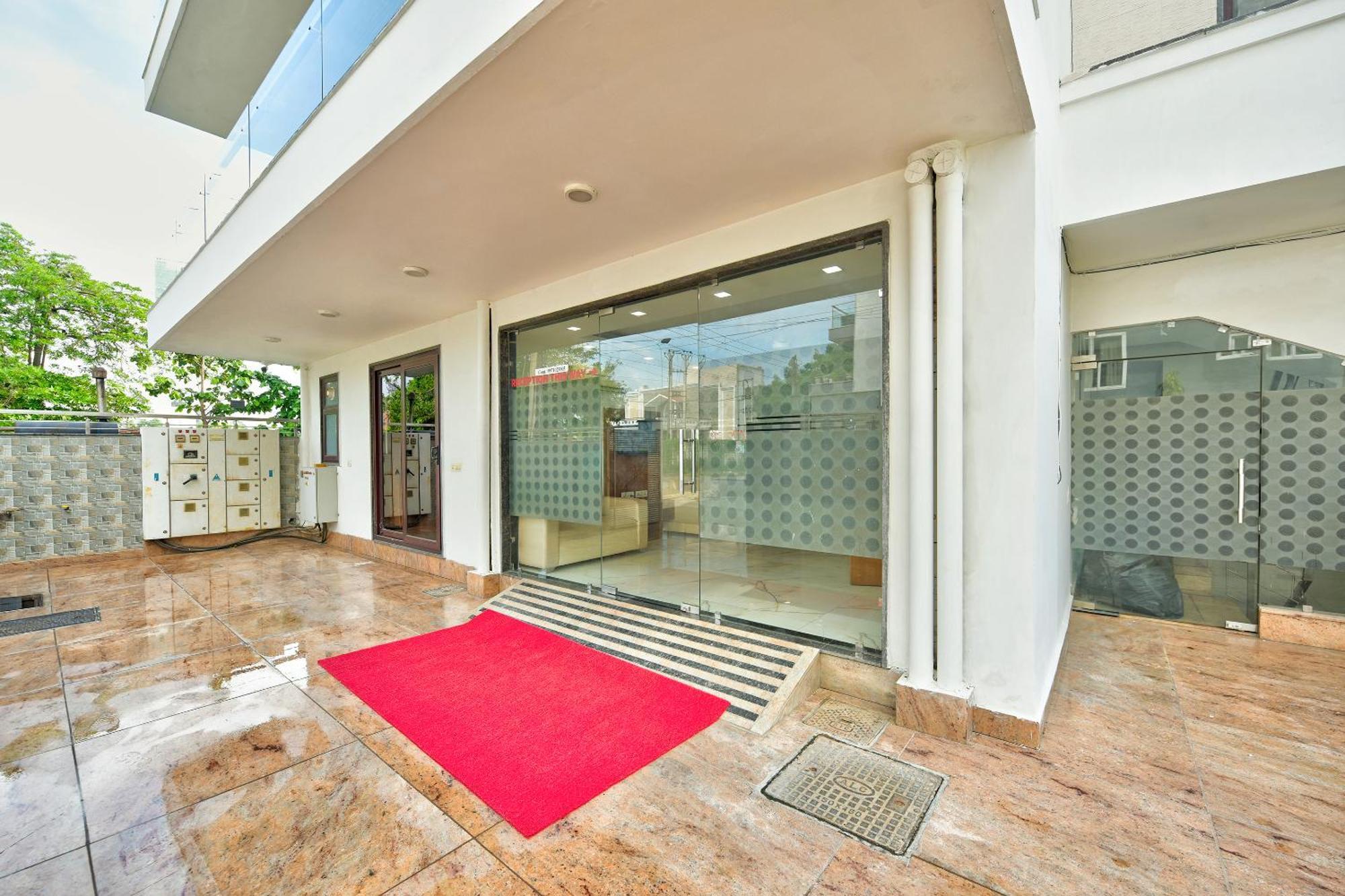 Hotel Leaf 9 Boutique, Near Golf Course Road And Galleria Market 구르가온 외부 사진