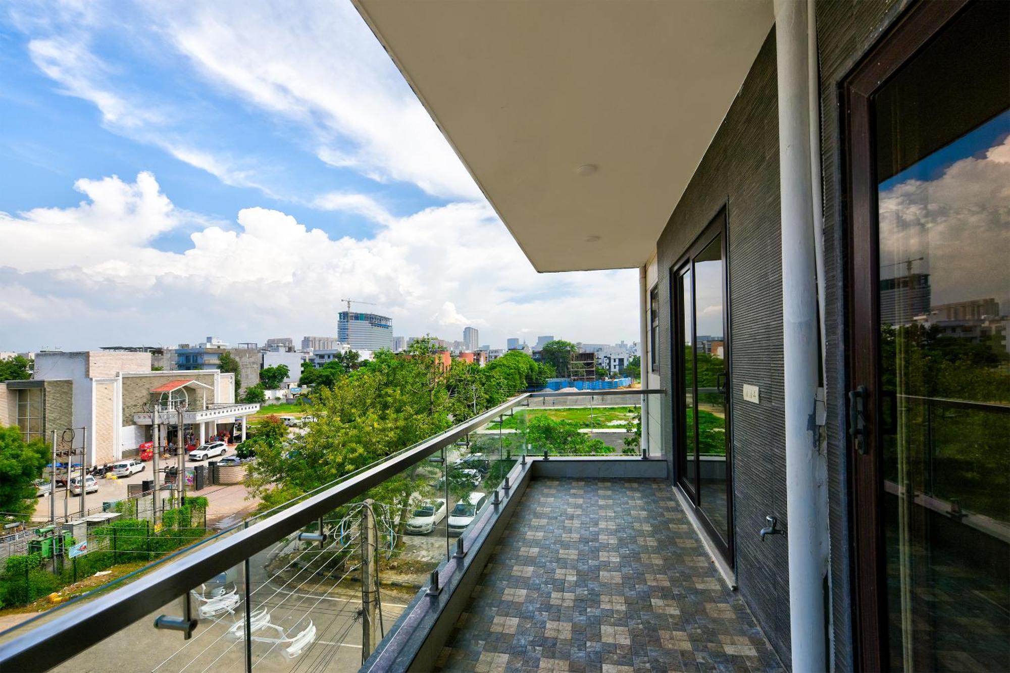 Hotel Leaf 9 Boutique, Near Golf Course Road And Galleria Market 구르가온 외부 사진