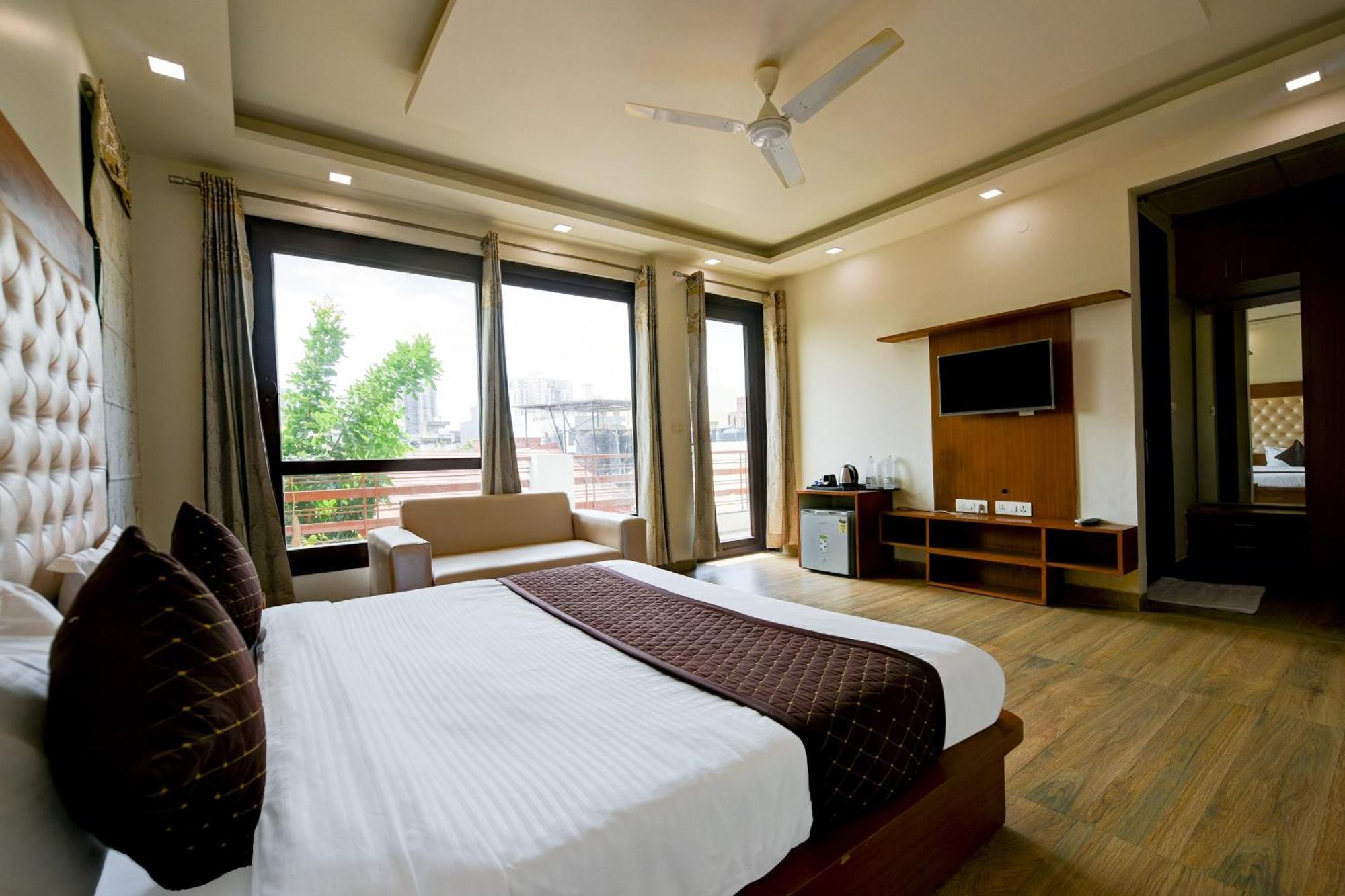 Hotel Leaf 9 Boutique, Near Golf Course Road And Galleria Market 구르가온 외부 사진