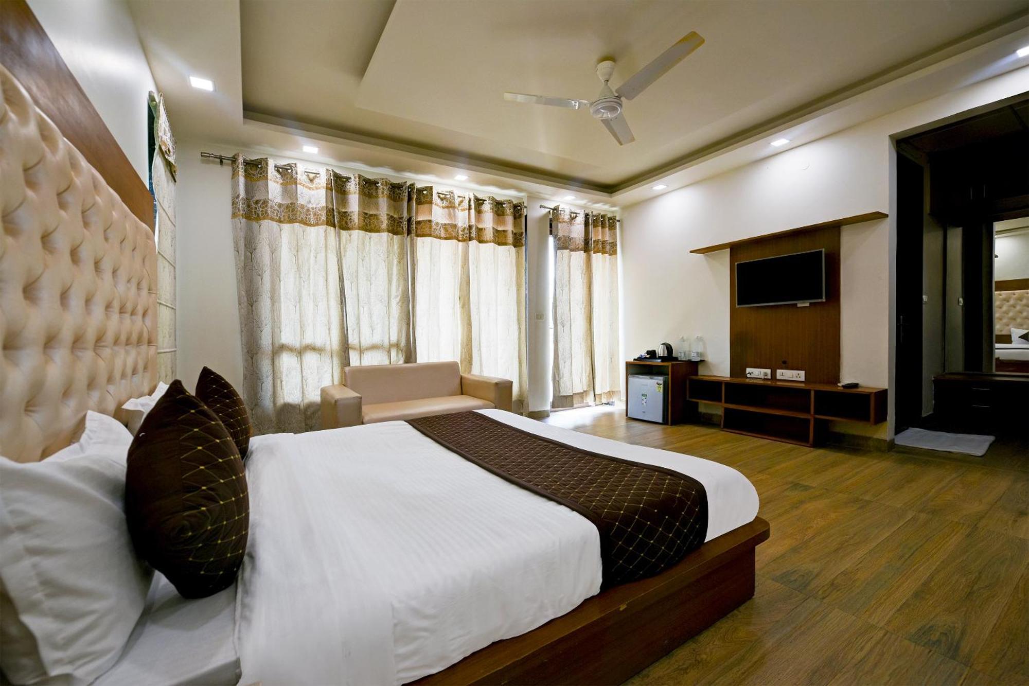 Hotel Leaf 9 Boutique, Near Golf Course Road And Galleria Market 구르가온 외부 사진