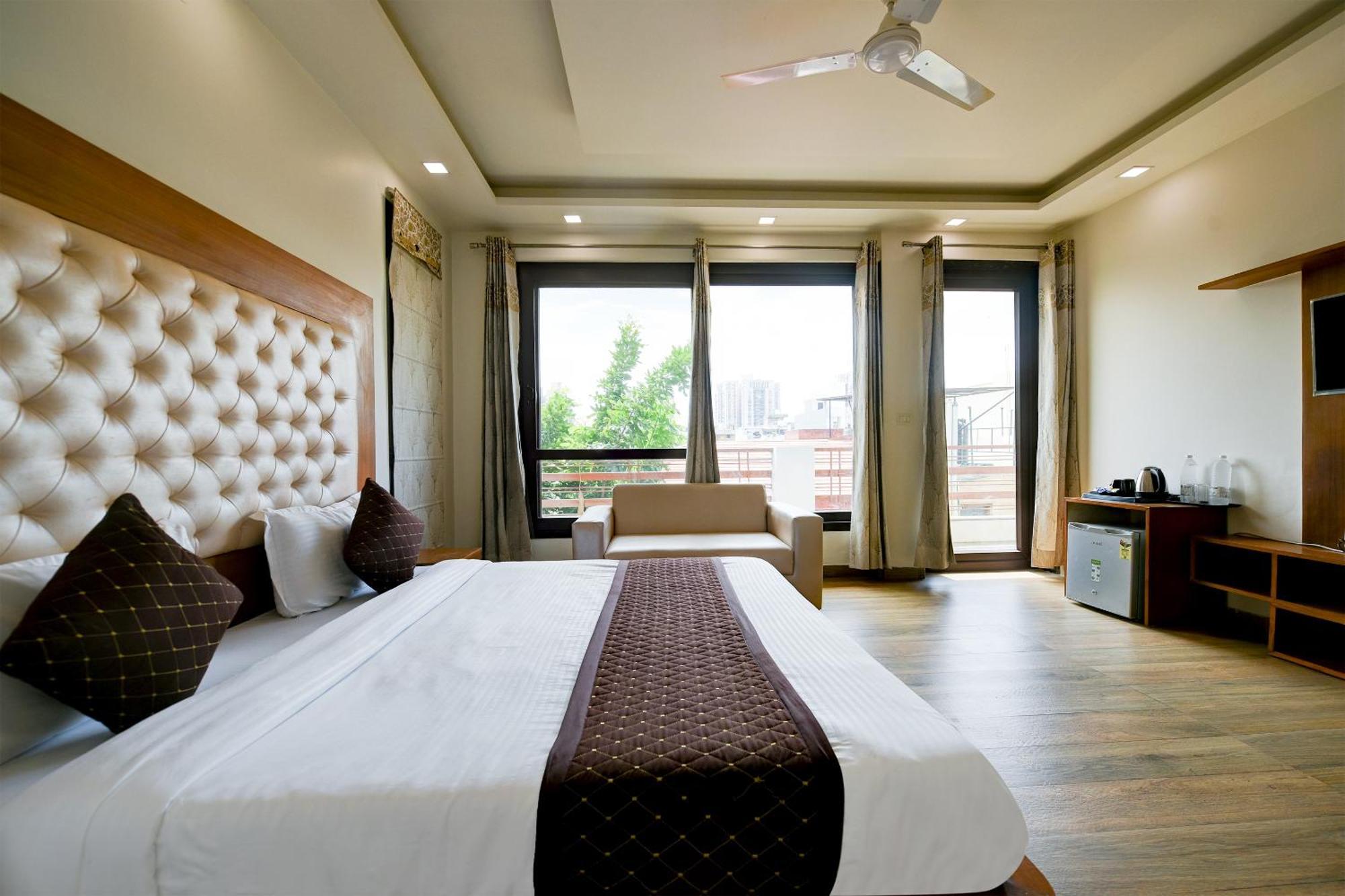 Hotel Leaf 9 Boutique, Near Golf Course Road And Galleria Market 구르가온 외부 사진